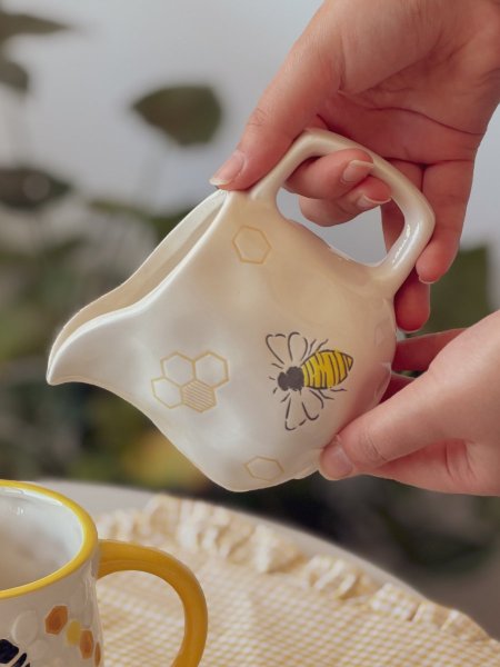 ابريق سكب سيراميك مصنوع يدويًا بزخارف نحل وخلايا